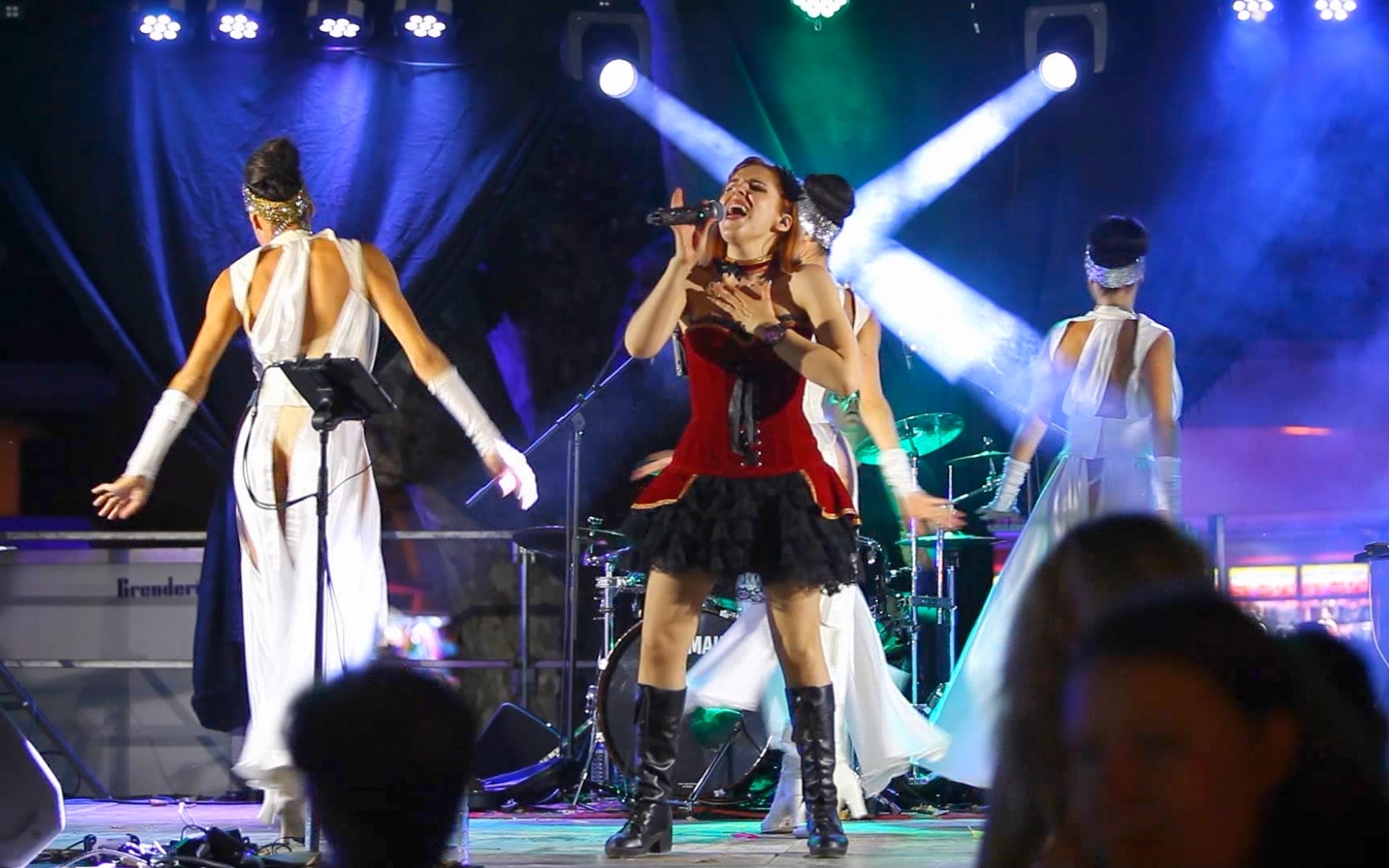 Orchestre Texto avec les danseuses